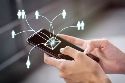 Auf einem Smartphone ist eine Werbe-E-Mail zu sehen, die die Verbindung zu vielen Menschen der Zielgruppe ist.